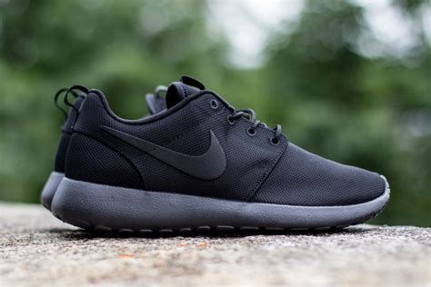 nike roshe run zwart|Roshe run triple black stockx.